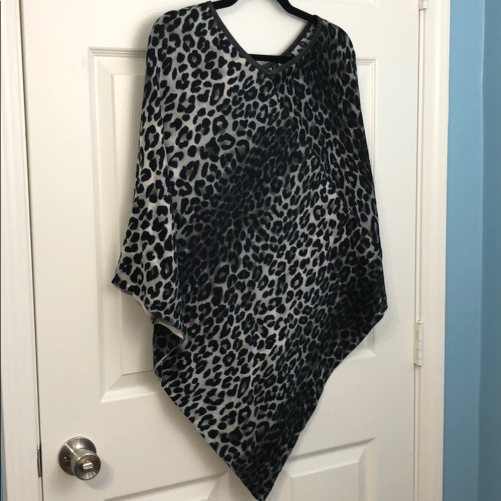 Jones New York leopard print poncho
